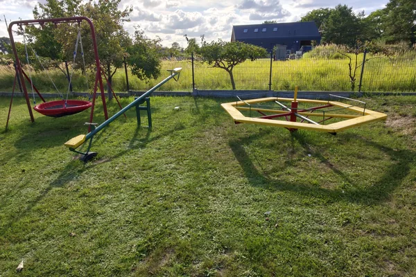 Karuzela, huśtawka wagowa i bocianie gniazdo na placu zabaw w U Marianny