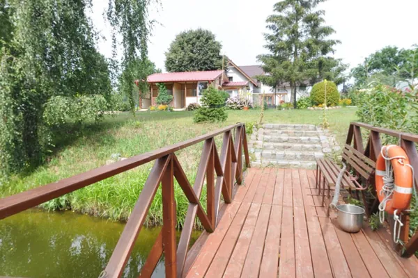 Z pomostu nad stawem — agroturystyka U Marianny w Mikoszewie