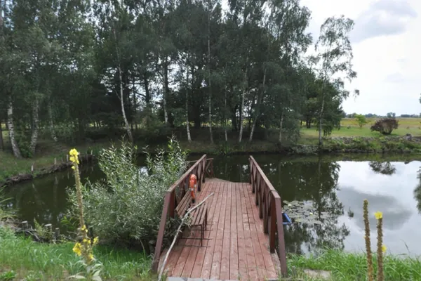 Staw i mostek — agroturystyka U Marianny w Mikoszewie